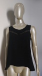 MONA ISHA - Blusa na cor preta , com bordado na parte frontal e na parte das costas , com leve abertura e botões na parte de trás . Tamanho : P