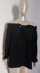 ELLE ET LUI - Blusa estilo ciganinha ( ombro a ombro ) , com babados e amarração frontal ; na cor preta . Tamanho : 44 .
