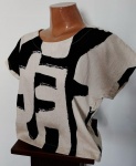 MARIA VIOLETA - Blusinha estampada com preto e bege . Tamanho : P . Novo com etiqueta.