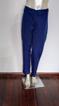 Calça social Alfaiataria , com detalhe dobrado na cintura , na cor azul marinho . Tamanho : P. Nova ,nunca usada. Existe a mesma peça em tamanho diferente no leilão .