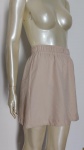 Saia na cor bege , cintura em elastico . Veste possivelmente : P .