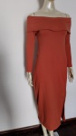 Vestido longo com manga em tecido estilo coton , com pequena fenda na parte frontal , na cor ferrugem . Tamanho : PP .