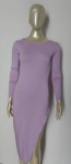 Vestido longo com manga na cor lilas , com fenda na lateral . Veste possivelmente : PP.