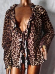 Blusa com babados e amarrações na parte frontal , em animal print . Tamanho : XL.