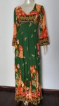 Belissimo vestido longo floral estilo Farm , com bojo e manga longa ; ricamente decorada com estampa de araras e cores vibrantes nos tons verde e coral . Tamanho : M . Novo, nunca usado .