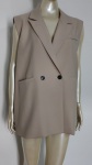 Belissimo Colete na cor bege , com dois bolsos .Veste possivelmente : GG .