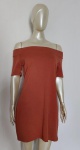 Vestido em moletom estilo tomara que caia com manguinha , na cor marrom. Veste possivelmente : M .