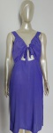 Vestido na cor roxo , com amarração e franzido na parte peitoral , pequena abertura nas laterais. Veste possivelmente : M .