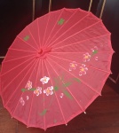 Belíssima Sombrinha japonesa, estrutura em madeira, tecido na cor vermelha com decoração com tema floral. Comp. 55cm x 85 cm de diâmetro.