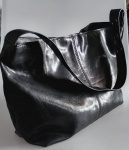 ZARA - Bolsa na cor preta , três bolsos na parte interna . No estado. Medida : 50x30x12 cm