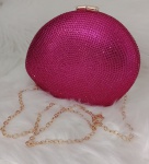 Elegante bolsa para festas Ovalada , Cravejada em Pedraria Brilhante no tom rosa    ; acompanha alça em metal dourado . Linda peça. A foto não imprime a beleza e a elegância da peça. Medindo : 20 x 16 cm; aberta com 18 cm a boca.