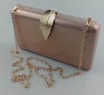 Bolsa de Festa Clutch Retangular, forrada com detalhes brilhosos na cor rose , tendo em seu fecho em formato de folha  . Acompanha alça em metal dourado . Medindo :19x10x3 cm. Super Elegante e Sofisticada.
