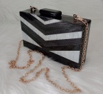 Bolsa de Festa Clutch Retangular, em acrílico , madrepérola , discretos detalhes brilhosos  e com bordas na cor preto  ; acompanha alça em metal dourado . Medindo 17x10x4 cm. Super Elegante e Sofisticada.