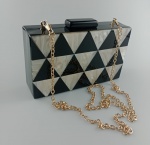 Bolsa de Festa Clutch Retangular, em acrílico , madrepérola , e com bordas na cor preto ; acompanha alça em metal dourado . Medindo 17x10x4 cm. Super Elegante e Sofisticada.
