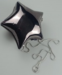 Bolsa em acrílico cintilante com formato de estrela , na cor grafite ; acompanha alça longa em correntaria dita rabo de raposa na cor prata. Medindo aproximadamente 19 X 15. X 7 cm; devido o formato irregular a medida é aproximada. Tendência de moda.