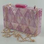 Bolsa de Festa Clutch Retangular, em acrílico , madrepérola , discretos detalhes brilhosos e com bordas na cor rosa ; acompanha alça em metal dourado . Medindo 17x10x4 cm. Super Elegante e Sofisticada.