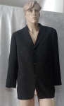 ERMENEGILDO ZEGNA - Terno na cor Preto , com três botões , três bolsos externos e três internos .Apresenta pelinhos por contato . Possivelmente veste 46 no Brasil.
