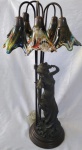 Escultura antiga, assinada, em Petit bronze iluminada com Cinco cúpulas em cristal de murano multicoloridas . Medida : 95 cm de altura / Largura : 40 cm / Base : 30 cm / Medida Estatueta : 55x23 cm . SOMENTE RETIRADA OU TRANSPORTADORA POR CONTA E RISCO DO ARREMATANTE DEVIDO AO PESO E FRAGILIDADE NAS CUPULAS .