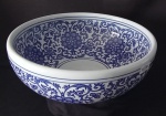 Belissima Cuba em porcelana oriental com decoração de flores  . Medindo 40 cm de diâmetro x 15 cm de altura.