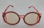 Óculos formato redondo estilo vintage dos anos 2000 , em blocos de cores rosa claro e marrom .