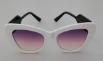 Óculos estilo olho de gato na cor branco com armação vintage preto .