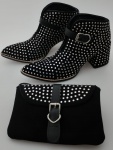LES JARDINS DES LOULOUX - Belissima Bota em suede natural preto, aplicação de cristais hotfix, forro cacharel e sintético PU, cortada, costurada e montada a mão . Tamanho : 38 . NUNCA USADA  ; Acompanha uma bolsinha . Medida bolsa : 19x13 cm.