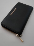 MICHAEL KORS - ORIGINAL - Carteira na cor preta, acabamento em metal dourado, interior com múltiplas divisões. Medindo 11 x 2,5 x 20 cm. Bom estado de conservação.