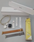 APPLE WATCH SERIES 3 - 38 mm - VERSÃO WATCH OS 8.7.1 - NA CAIXA ORIGINAL, Acompanha pulseira original na cor branca e duas metálicas. Excelente estado de conservação.