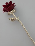Prendedor para cabelos em metal prateado, encimado com flor na cor vinho, representando rosa. Medindo 20 cm de ponta a ponta.