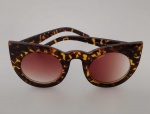 Lindo Óculos com armação marrom em animal print , estilo " Gatinho " . Super estiloso .