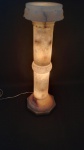 Excepcional Coluna de Alabastro com iluminação interna ; espetacularmente trabalhada com folhagens e cachos de uva , composta de cinco bocais ( Quatro funcionando perfeitamente , e um necessita de reparo ) , apresenta discretos bicados na base superior . Linda peça . Coluna Desmontavel composta de Sete partes . SOMENTE RETIRADA OU TRANSPORTADORA, POR CONTA E RISCO DO ARREMATANTE . Medindo : 90 cm de Altura / Base : 30 cm / Largura : 30 cm .