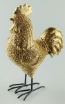 Belíssima escultura em resina , representando Galo ; toda trabalha em tom dourado . Medida :18x8x24 cm . Temos o par no leilão com tamanho diferente. Linda peça .