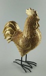 Belíssima escultura em resina , representando Galo ; toda trabalha em tom dourado . Medida : 20x10x30 cm . Temos o par no leilão com tamanho diferente. Linda peça .