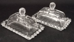 Duas manteigueiras individuais em demi cristal. Medindo 10,5 x 6, x 6,5 cm, no total.