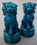 Antigo Par de CÃES DE FÓ , século XIX , em Porcelana chinesa em azul turquesa , leões guardiões chineses para proteção . Medindo : 19x8  cm . Apresenta discreto desgaste em um  na pintura na parte da orelha . .