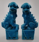Antigo Par de CÃES DE FÓ , século XIX , em Porcelana chinesa em azul turquesa , leões guardiões chineses para proteção . Medindo : 23x8x5  cm . Apresenta discreto desgaste na ceramica em um dos cães na parte da lingua .