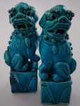 Antigo Par de CÃES DE FÓ , século XIX , em Porcelana chinesa em azul turquesa , leões guardiões chineses para proteção . Medindo : 16x5x4 cm . Apresenta discreto desgaste na parte  da base em uma das esculturas.