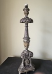 Abajur/tocheiro, em madeira nobre, todo escupido, apresenta resquícios de patina Medindo altura : 84 cm.