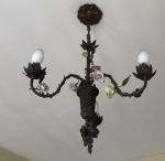Antigo Lustre de teto, em bronze , com dois braços e detalhes entrelaçados de rosas multicoloridas. Retirada em Vila Isabel, por conta e risco do arrematante..