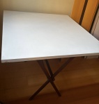 Cavalete com dois tampos . Medindo : 1,0 x 1,0 x 88 cm.