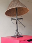 Abajur antigo, em ferro batido Flexa mundo; acompanha cúpula, no estado. Medindo : 70 cm .