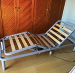 Cama/base articulada eletrica. Funcionando , porém sem garantias futuras. Retirada em Vila  Isabel, por conta e risco do arrematante, com agendamento prévio. . Medindo : 2,0 x 80 x 0,30 cm .