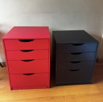 Dois gaveteiros em formica , sobre rodinhas . Medida vermelho : 51x53x76 cm / Medida preto : 51x53x60 cm.Retirada em Vila Isabel, por conta e risco do arrematante, com agendamento prévio.