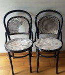 Duas cadeiras Thonet com palhinha. No estado , necessita de restauro . Medida :42x44x69 cm.