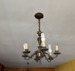 Antigo Lustre de teto, em bronze , com seis braços, apresenta detalhes cinzelados e repuxados.. Retirada em Vila Isabel, por conta e risco do arrematante..