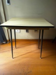 Mesa vintage anos 60 , dobrável . Medindo fechada : 40x80x77 cm / Aberta : 80x80x77 cm .Retirada em Vila Isabel, por conta e risco do arrematante, com agendamento prévio.