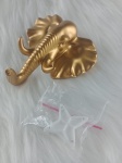 Gancho decorativo para parede , em material sintetico , no tom dourado representando Elefante  . Podendo ser utilizado para toalhas , acessorios e outros . Medindo : 13 x 7 cm .