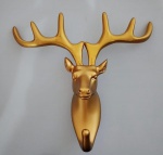 Gancho decorativo para parede , em material sintetico , no tom dourado representando Alce . Podendo ser utilizado para toalhas , acessorios e outros . Medindo : 13 x 7 cm .