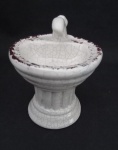 Saboneteira representando pia com uma torneira, em cerâmica bege craquelada . Medindo : 10x8 cm .