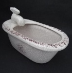 Saboneteira representando banheira, em cerâmica bege craquelada . Medindo :5x19x10 cm .